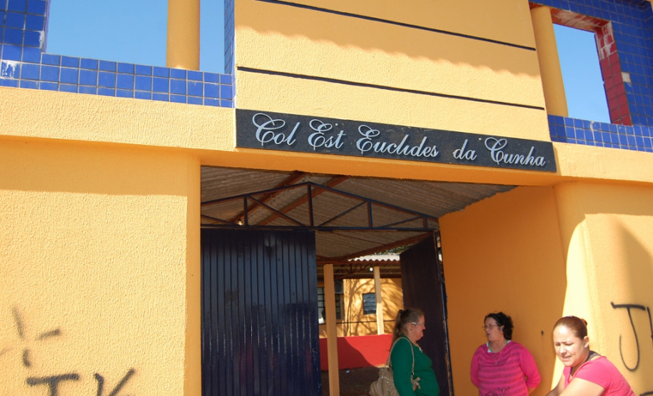 O Colégio Estadual Euclides da Cunha, em Matelândia, no Oeste do Paraná, completa 50 anos e comemora também a fase final das obras que estão renovando vários espaços da escola. O investimento do Governo do Estado é de quase R$ 700 mil e atende a uma antiga reivindicação da comunidade escolar. A obra beneficia mais de 1,1 mil alunos.