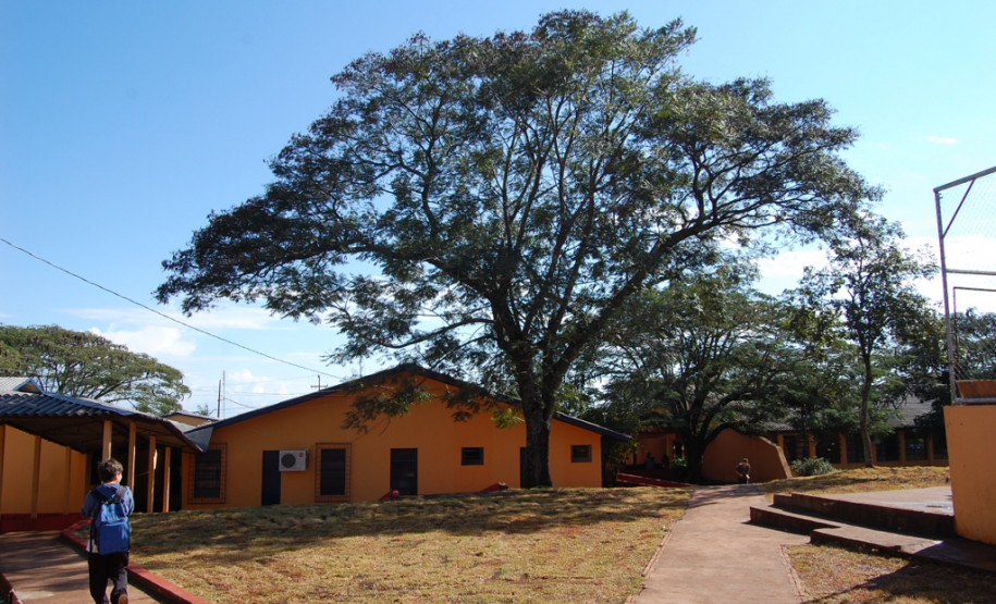 O Colégio Estadual Euclides da Cunha, em Matelândia, no Oeste do Paraná, completa 50 anos e comemora também a fase final das obras que estão renovando vários espaços da escola. O investimento do Governo do Estado é de quase R$ 700 mil e atende a uma antiga reivindicação da comunidade escolar. A obra beneficia mais de 1,1 mil alunos.
