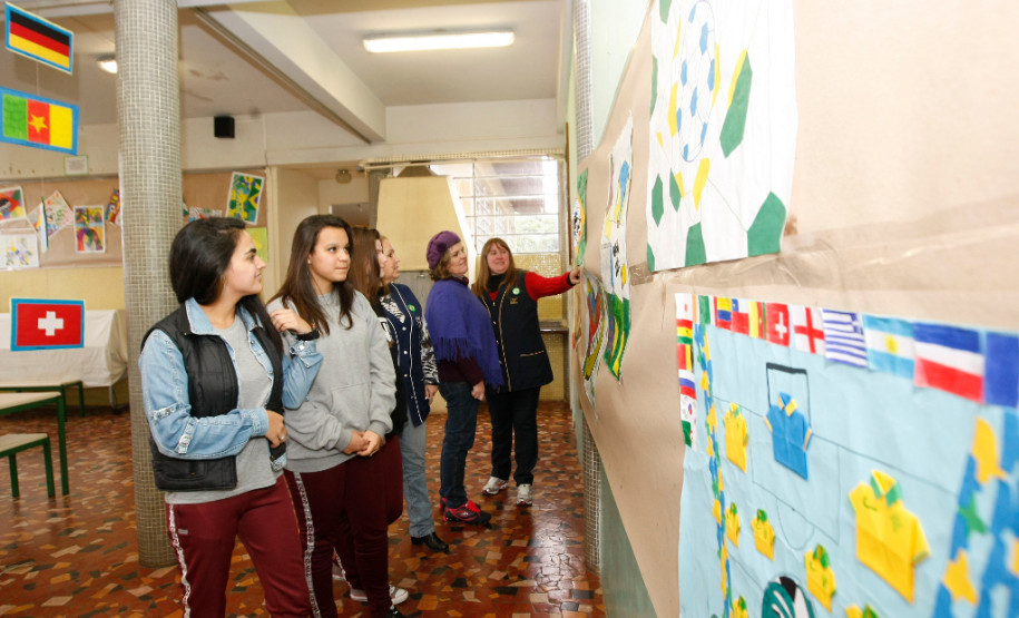 “Eu torço para o Brasil todos os dias” mostram alunos de colégio em Curitiba Colégio Estadual Senador Manoel Alencar Guimarães, exposição com o tema da Copa do Mundo 2014 no Brasil. 11-06-14.