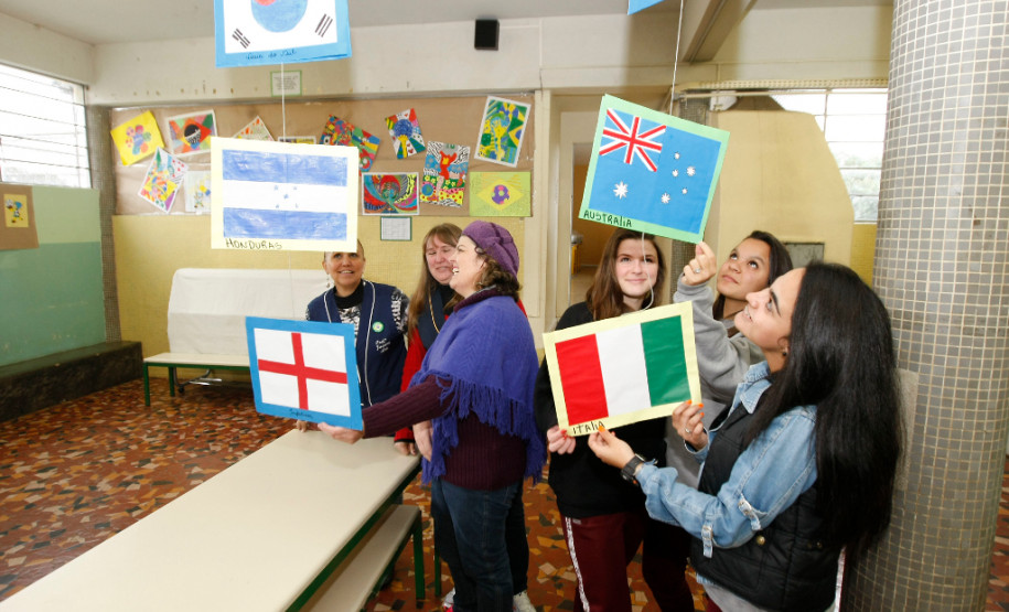“Eu torço para o Brasil todos os dias” mostram alunos de colégio em Curitiba Colégio Estadual Senador Manoel Alencar Guimarães, exposição com o tema da Copa do Mundo 2014 no Brasil. 11-06-14.