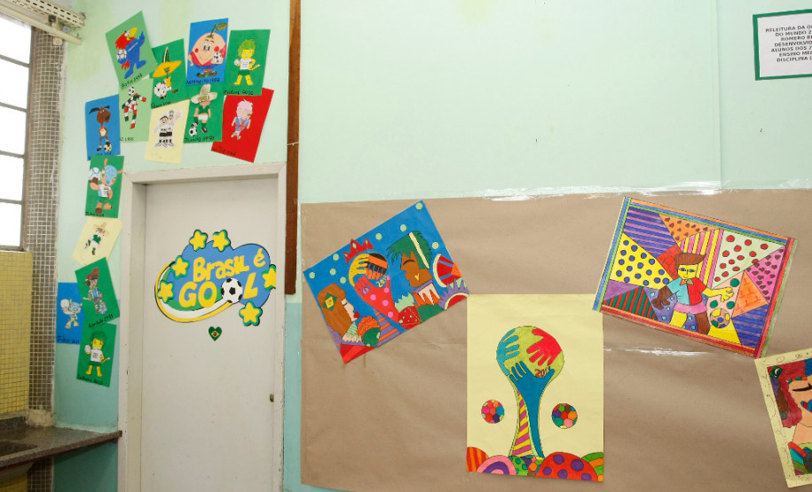 “Eu torço para o Brasil todos os dias” mostram alunos de colégio em Curitiba Colégio Estadual Senador Manoel Alencar Guimarães, exposição com o tema da Copa do Mundo 2014 no Brasil. 11-06-14.