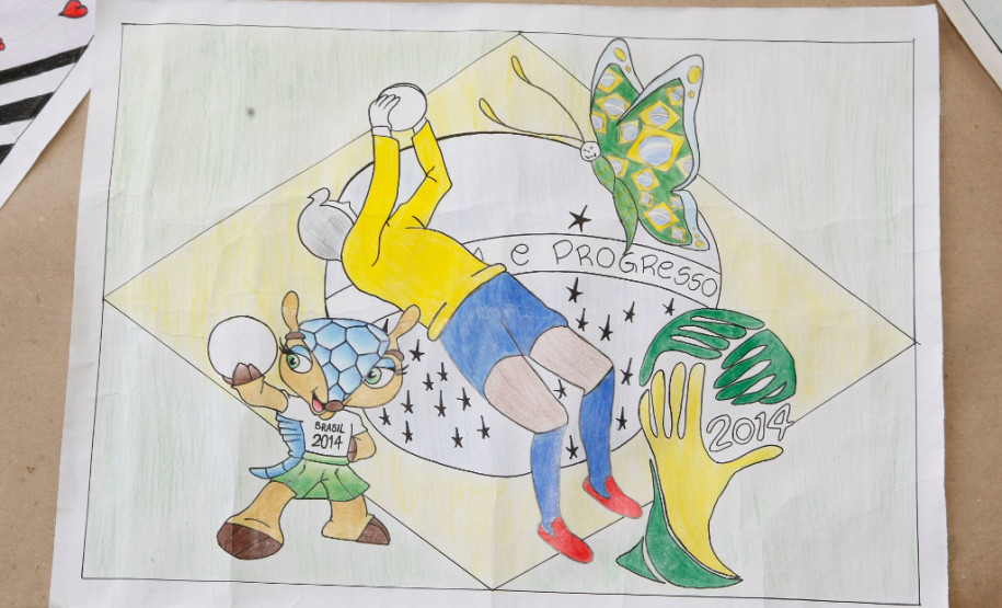 “Eu torço para o Brasil todos os dias” mostram alunos de colégio em Curitiba Colégio Estadual Senador Manoel Alencar Guimarães, exposição com o tema da Copa do Mundo 2014 no Brasil. 11-06-14.