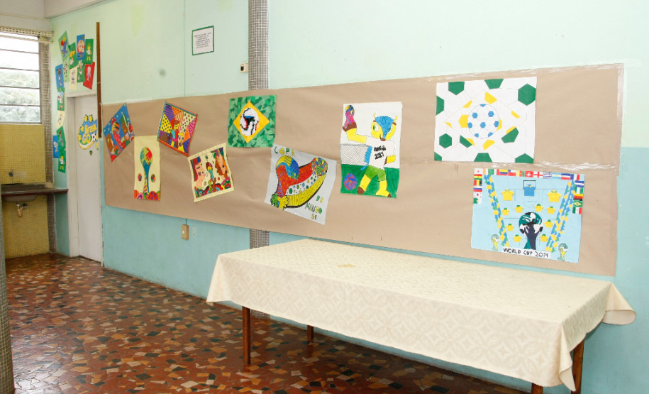 “Eu torço para o Brasil todos os dias” mostram alunos de colégio em Curitiba Colégio Estadual Senador Manoel Alencar Guimarães, exposição com o tema da Copa do Mundo 2014 no Brasil. 11-06-14.