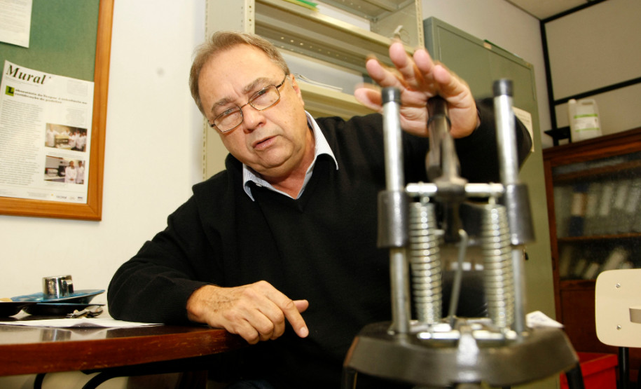 Os móveis e equipamentos usados pelos alunos nas escolas estaduais do Paraná passam por testes e análises antes de serem comprados pela Secretaria de Estado da Educação. Uma parceria entre o Instituto de Tecnologia do Paraná (Tecpar) e a Secretaria garante a qualidade dos móveis novos que chegam as 2,5 mil escolas estaduais e conveniadas do Paraná, na foto Ladislau Nelson. 11-05-14.