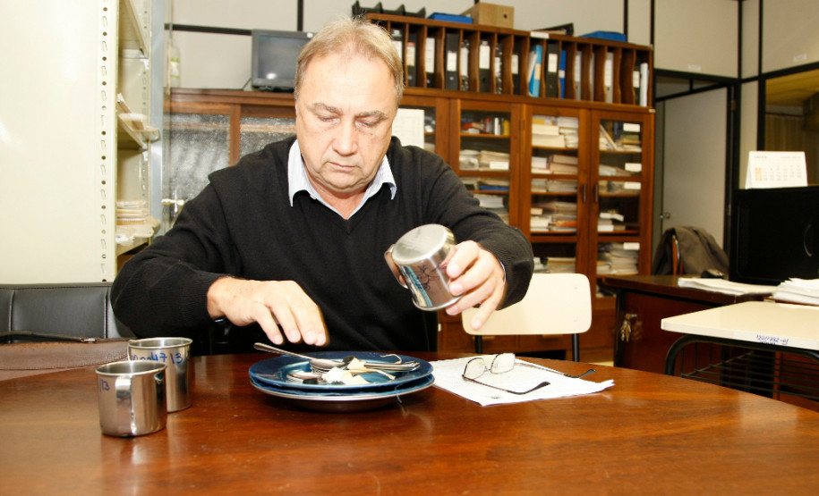 Os móveis e equipamentos usados pelos alunos nas escolas estaduais do Paraná passam por testes e análises antes de serem comprados pela Secretaria de Estado da Educação. Uma parceria entre o Instituto de Tecnologia do Paraná (Tecpar) e a Secretaria garante a qualidade dos móveis novos que chegam as 2,5 mil escolas estaduais e conveniadas do Paraná, na foto Ladislau Nelson. 11-05-14.