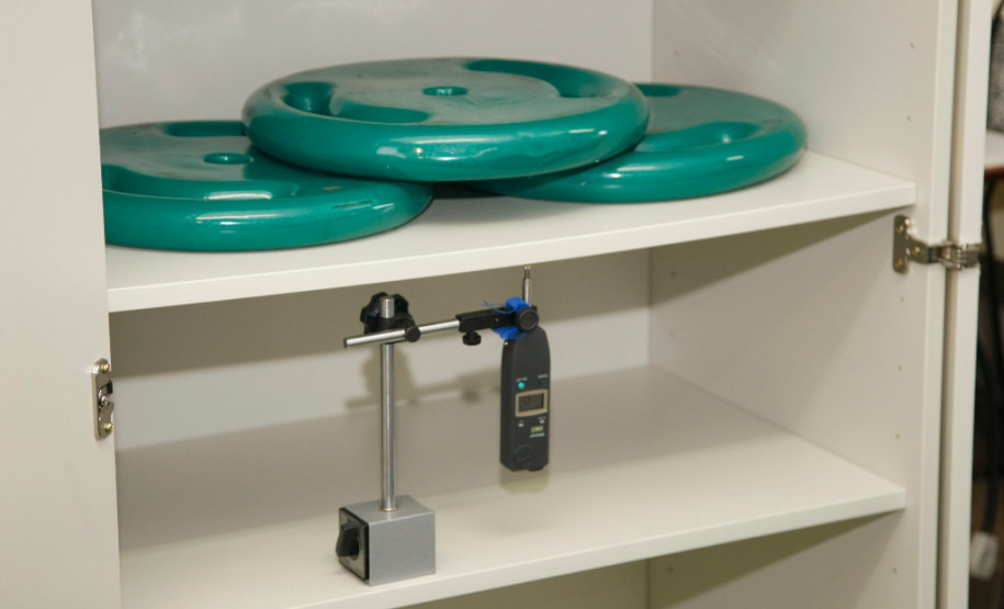 Os móveis e equipamentos usados pelos alunos nas escolas estaduais do Paraná passam por testes e análises antes de serem comprados pela Secretaria de Estado da Educação. Uma parceria entre o Instituto de Tecnologia do Paraná (Tecpar) e a Secretaria garante a qualidade dos móveis novos que chegam as 2,5 mil escolas estaduais e conveniadas do Paraná. 11-05-14.