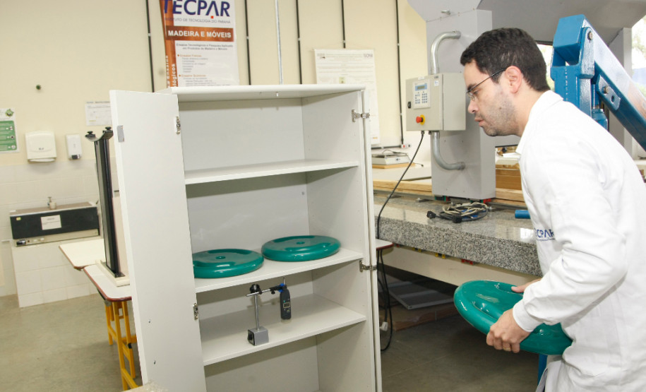 Os móveis e equipamentos usados pelos alunos nas escolas estaduais do Paraná passam por testes e análises antes de serem comprados pela Secretaria de Estado da Educação. Uma parceria entre o Instituto de Tecnologia do Paraná (Tecpar) e a Secretaria garante a qualidade dos móveis novos que chegam as 2,5 mil escolas estaduais e conveniadas do Paraná. 11-05-14.