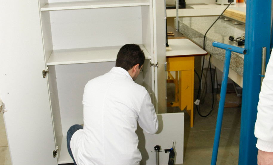 Os móveis e equipamentos usados pelos alunos nas escolas estaduais do Paraná passam por testes e análises antes de serem comprados pela Secretaria de Estado da Educação. Uma parceria entre o Instituto de Tecnologia do Paraná (Tecpar) e a Secretaria garante a qualidade dos móveis novos que chegam as 2,5 mil escolas estaduais e conveniadas do Paraná. 11-05-14.