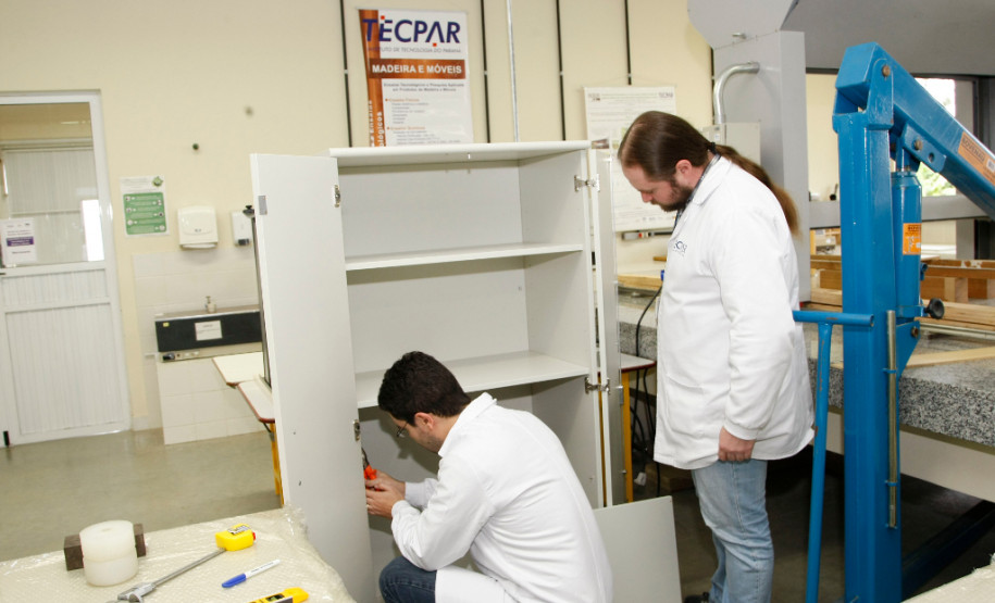 Os móveis e equipamentos usados pelos alunos nas escolas estaduais do Paraná passam por testes e análises antes de serem comprados pela Secretaria de Estado da Educação. Uma parceria entre o Instituto de Tecnologia do Paraná (Tecpar) e a Secretaria garante a qualidade dos móveis novos que chegam as 2,5 mil escolas estaduais e conveniadas do Paraná. 11-05-14.