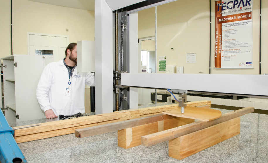 Os móveis e equipamentos usados pelos alunos nas escolas estaduais do Paraná passam por testes e análises antes de serem comprados pela Secretaria de Estado da Educação. Uma parceria entre o Instituto de Tecnologia do Paraná (Tecpar) e a Secretaria garante a qualidade dos móveis novos que chegam as 2,5 mil escolas estaduais e conveniadas do Paraná. 11-05-14.