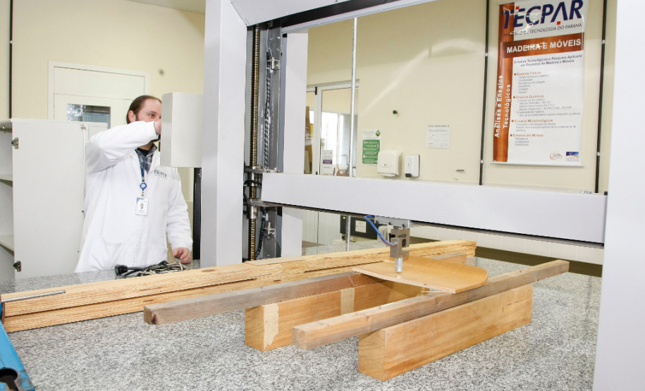 Os móveis e equipamentos usados pelos alunos nas escolas estaduais do Paraná passam por testes e análises antes de serem comprados pela Secretaria de Estado da Educação. Uma parceria entre o Instituto de Tecnologia do Paraná (Tecpar) e a Secretaria garante a qualidade dos móveis novos que chegam as 2,5 mil escolas estaduais e conveniadas do Paraná. 11-05-14.