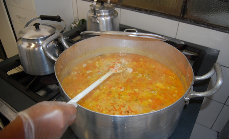 As merendeiras da Escola Estadual Pedro II, em Curitiba, organizaram um cardápio internacional com os alimentos da merenda escolar