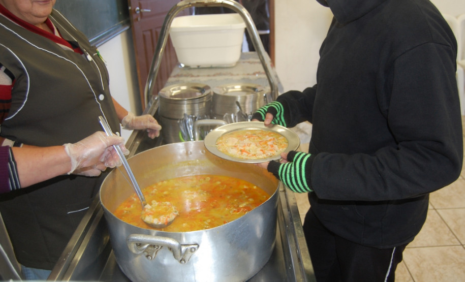 As merendeiras da Escola Estadual Pedro II, em Curitiba, organizaram um cardápio internacional com os alimentos da merenda escolar