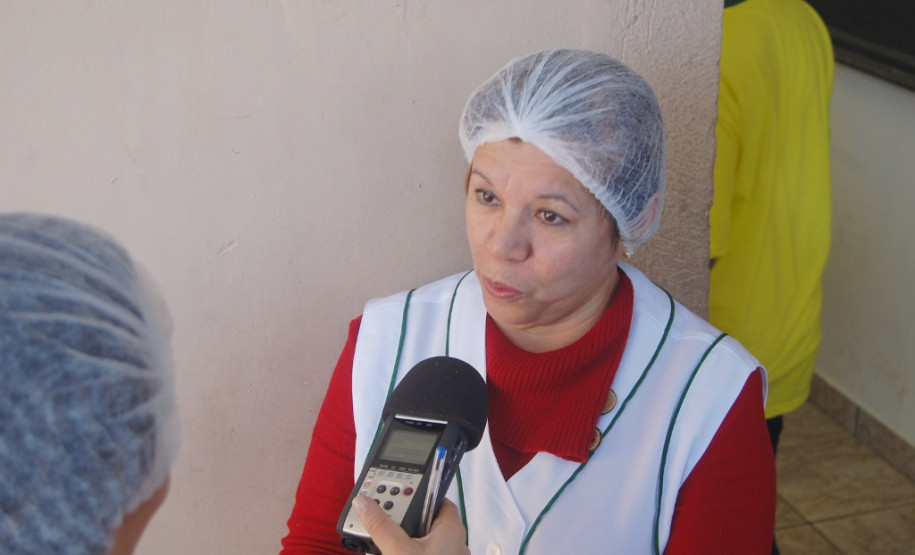 “Pesquisamos o que é consumido nos países das seleções que estão em Curitiba e adaptamos alguns pratos que tinham temperos muito fortes e também com alimentos da merenda escolar. As crianças estão curtindo muito o cardápio à receptividade foi maravilhosa”, disse a merendeira Doralice Fam.