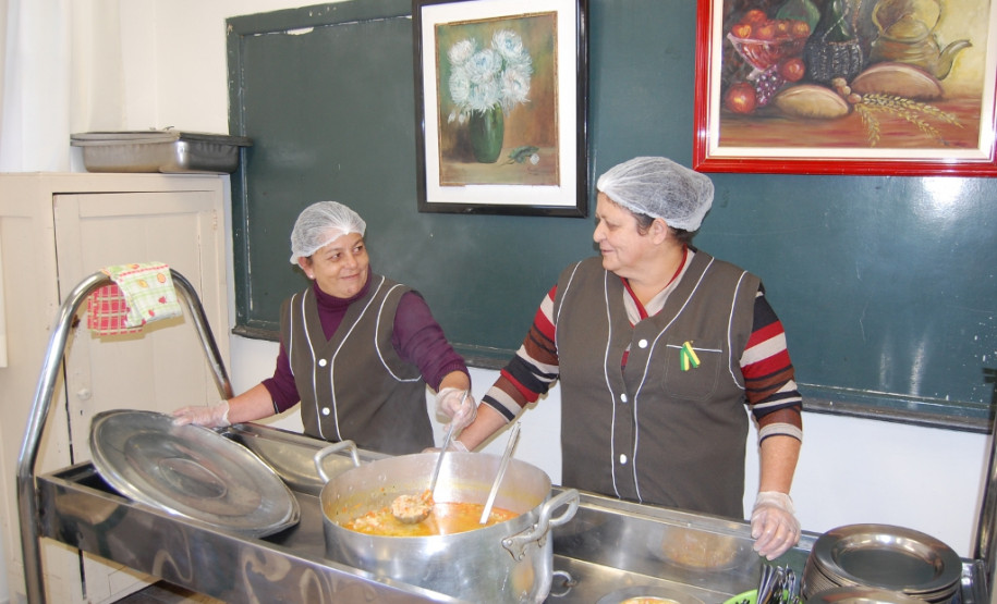 As merendeiras da Escola Estadual Pedro II, em Curitiba, organizaram um cardápio internacional com os alimentos da merenda escolar