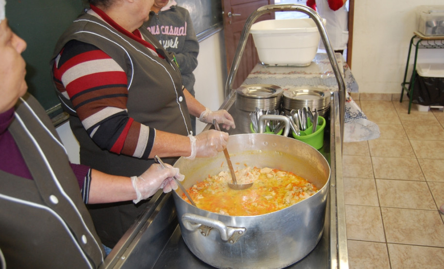 As merendeiras da Escola Estadual Pedro II, em Curitiba, organizaram um cardápio internacional com os alimentos da merenda escolar