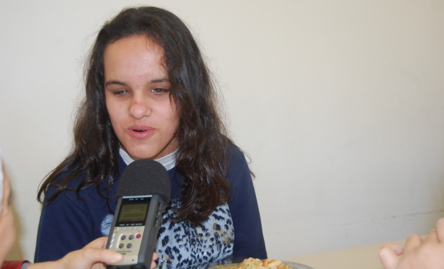 A estudante do 9º ano, Vitória Gisele de Ramos, não curte muito a Copa, mas aprovou a iniciativa do cardápio diferenciado. “Não ligo muito para a Copa, mas o prato servido hoje (aguado de galinha) eu adorei”, contou a aluna.