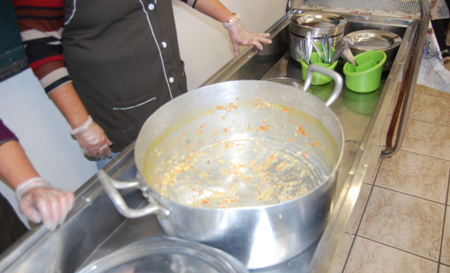 As merendeiras da Escola Estadual Pedro II, em Curitiba, organizaram um cardápio internacional com os alimentos da merenda escolar