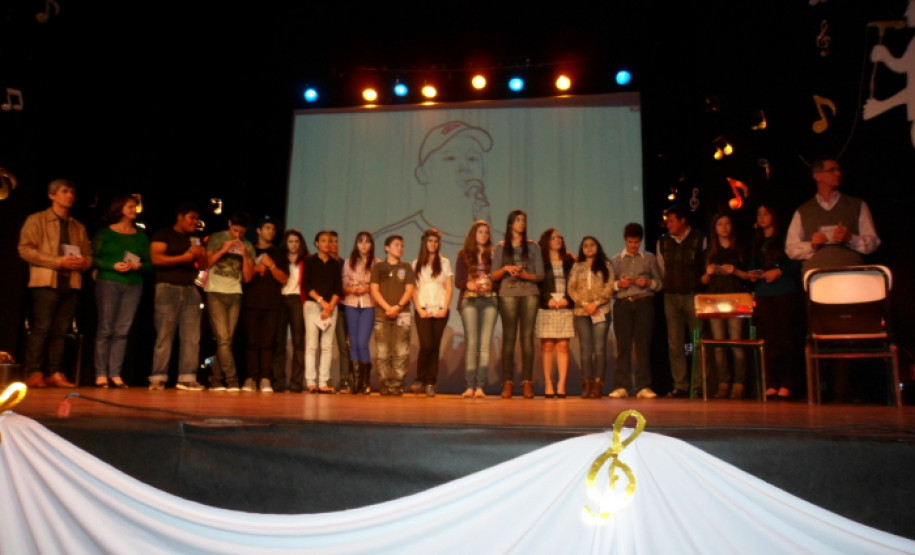 O palco do Centro Cultural Gilberto Mayer, de Cascavel, esteve repleto de grandes talentos musicais na noite de quarta-feira (11), no lançamento do disco do Festival Artístico da Canção Estudantil (FACE), edição de 2013. As 15 canções que compõem o repertório foram apresentadas às autoridades, diretores, professores, funcionários, equipe do Núcleo da Educação, pais e amigos dos alunos que gravaram o disco.