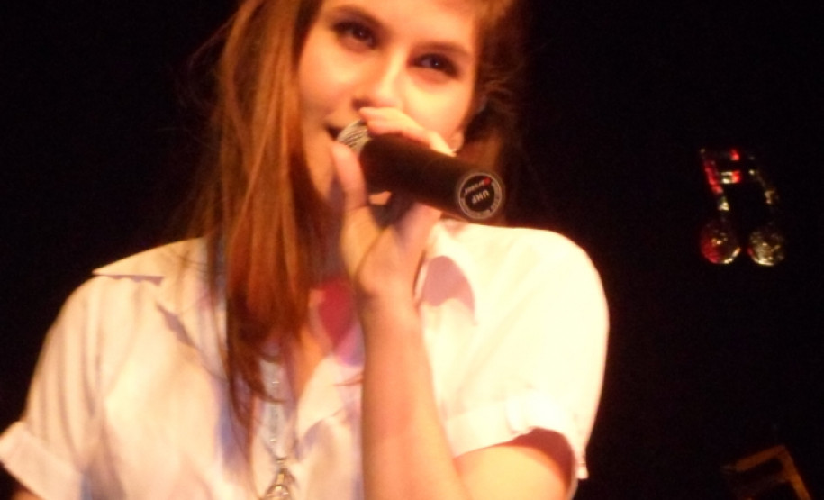 O palco do Centro Cultural Gilberto Mayer, de Cascavel, esteve repleto de grandes talentos musicais na noite de quarta-feira (11), no lançamento do disco do Festival Artístico da Canção Estudantil (FACE), edição de 2013. As 15 canções que compõem o repertório foram apresentadas às autoridades, diretores, professores, funcionários, equipe do Núcleo da Educação, pais e amigos dos alunos que gravaram o disco.