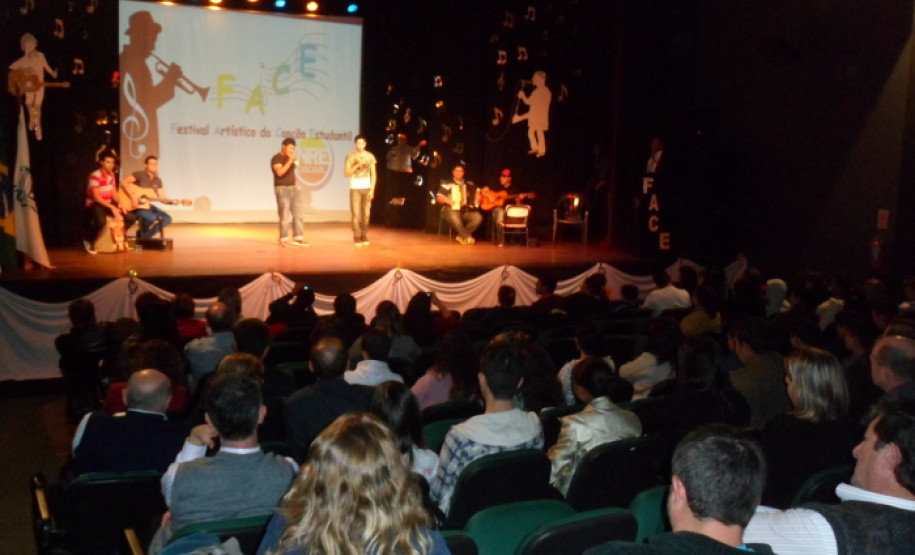 O palco do Centro Cultural Gilberto Mayer, de Cascavel, esteve repleto de grandes talentos musicais na noite de quarta-feira (11), no lançamento do disco do Festival Artístico da Canção Estudantil (FACE), edição de 2013. As 15 canções que compõem o repertório foram apresentadas às autoridades, diretores, professores, funcionários, equipe do Núcleo da Educação, pais e amigos dos alunos que gravaram o disco.