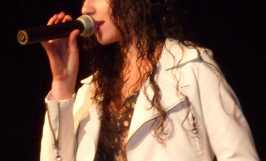 O palco do Centro Cultural Gilberto Mayer, de Cascavel, esteve repleto de grandes talentos musicais na noite de quarta-feira (11), no lançamento do disco do Festival Artístico da Canção Estudantil (FACE), edição de 2013. As 15 canções que compõem o repertório foram apresentadas às autoridades, diretores, professores, funcionários, equipe do Núcleo da Educação, pais e amigos dos alunos que gravaram o disco.