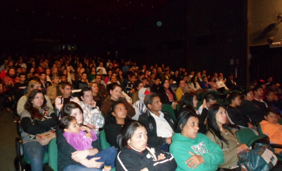 O palco do Centro Cultural Gilberto Mayer, de Cascavel, esteve repleto de grandes talentos musicais na noite de quarta-feira (11), no lançamento do disco do Festival Artístico da Canção Estudantil (FACE), edição de 2013. As 15 canções que compõem o repertório foram apresentadas às autoridades, diretores, professores, funcionários, equipe do Núcleo da Educação, pais e amigos dos alunos que gravaram o disco.