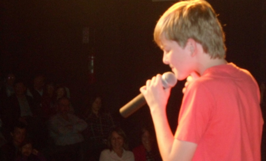 O palco do Centro Cultural Gilberto Mayer, de Cascavel, esteve repleto de grandes talentos musicais na noite de quarta-feira (11), no lançamento do disco do Festival Artístico da Canção Estudantil (FACE), edição de 2013. As 15 canções que compõem o repertório foram apresentadas às autoridades, diretores, professores, funcionários, equipe do Núcleo da Educação, pais e amigos dos alunos que gravaram o disco.