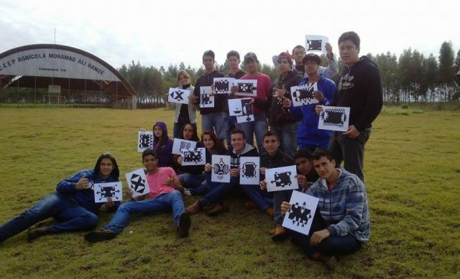 As aulas de Arte do Centro Estadual de Educação Profissional Agrícola Mohamad Ali Hamze, em Cambará, no Norte Pioneiro, estão mais diversificadas e práticas. Além dos períodos tradicionais - grego, romano e renascentista, os alunos do segundo ano do ensino médio também estudam outras culturas, como a indiana, japonesa e africana, além da indígena e paranaense.
