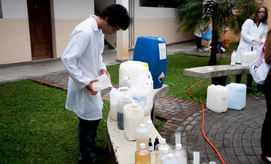 As famílias da região do bairro Uberaba, em Curitiba, que tiveram suas casas invadidas pela água vão receber a doação de materiais de limpeza para higienização de suas casas. A colaboração é dos alunos do curso técnico em Química do Centro Estadual de Educação Profissional de Curitiba (Ceep), em conjunto com a Paróquia São Paulo Apóstolo.
