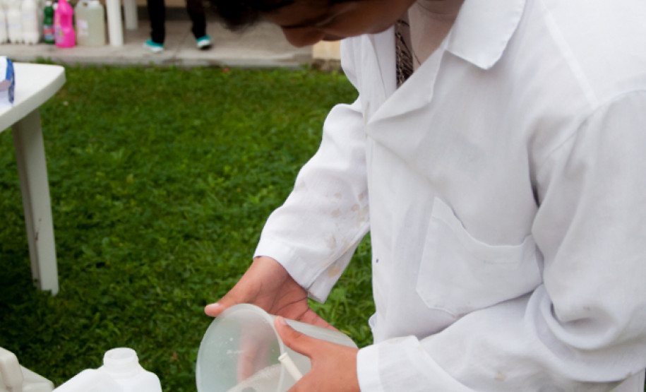 As famílias da região do bairro Uberaba, em Curitiba, que tiveram suas casas invadidas pela água vão receber a doação de materiais de limpeza para higienização de suas casas. A colaboração é dos alunos do curso técnico em Química do Centro Estadual de Educação Profissional de Curitiba (Ceep), em conjunto com a Paróquia São Paulo Apóstolo.