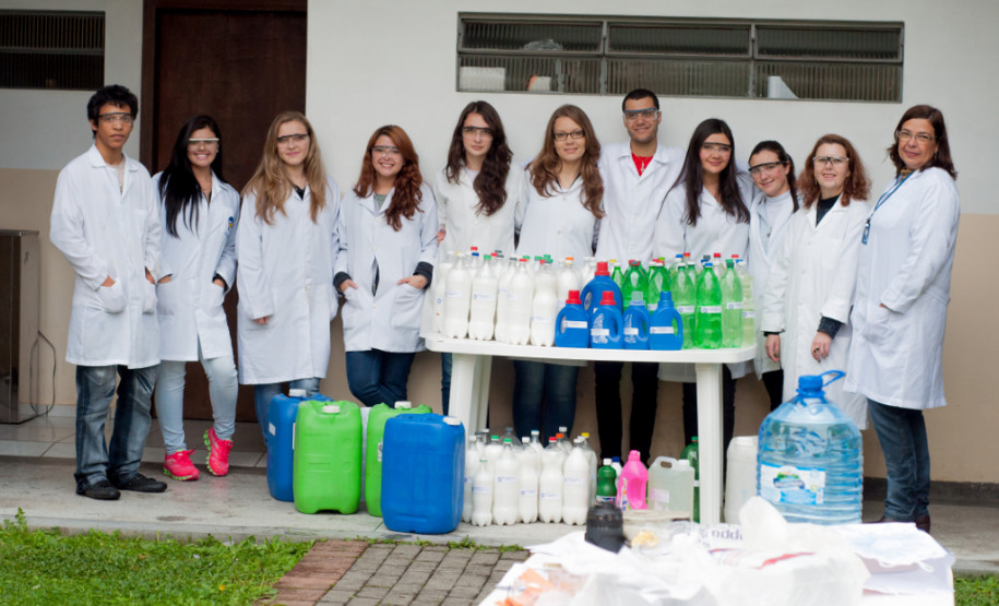 As famílias da região do bairro Uberaba, em Curitiba, que tiveram suas casas invadidas pela água vão receber a doação de materiais de limpeza para higienização de suas casas. A colaboração é dos alunos do curso técnico em Química do Centro Estadual de Educação Profissional de Curitiba (Ceep), em conjunto com a Paróquia São Paulo Apóstolo.