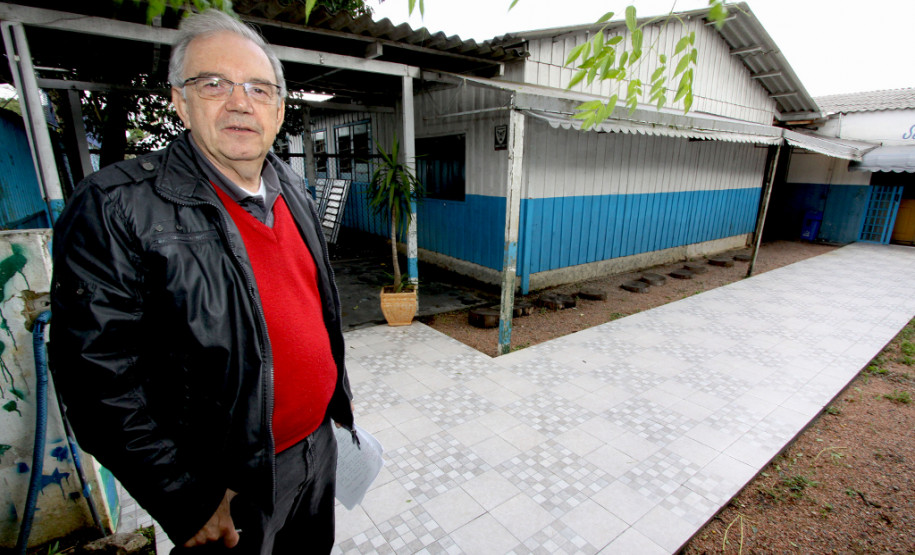 Colégio Estadual Padre Antonio Vieira, em São José dos Pinhais. O diretor Luiz Carlos Marques mostra a caixa de eletricidade e a calçada construída com os recursos do Fundo Rotativo.
São José dos Pinhais, 26/05/209.