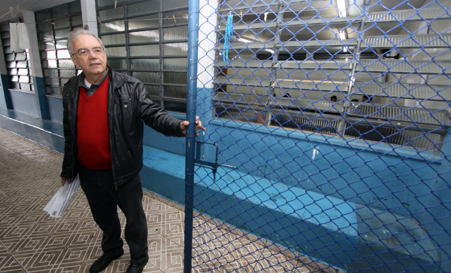 Colégio Estadual Padre Antonio Vieira, em São José dos Pinhais. O diretor Luiz Carlos Marques mostra o portão de acesso ao pátio construído com recursos do Fundo Rotativo.
São José dos Pinhais, 26/05/2014.