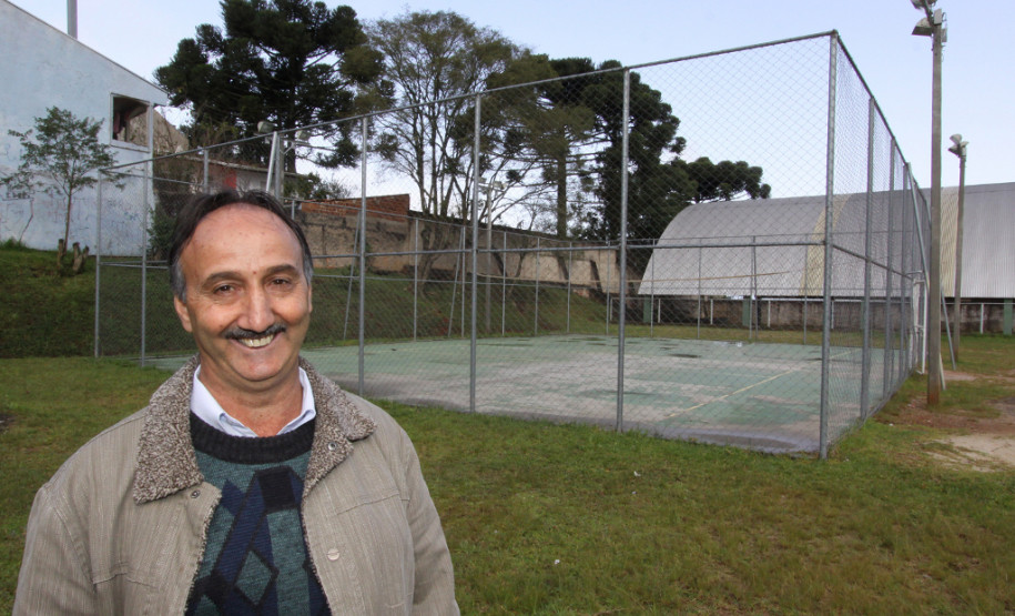 Colégio Estadual Padre Silvestri Kandora, em Sata Felicidade, Curitiba. Na foto, o diretor Cícero Donadelli, em frente a quadra que foi construída com os recursos do Fundo Rotatório.
Curitiba, 26/05/2014.