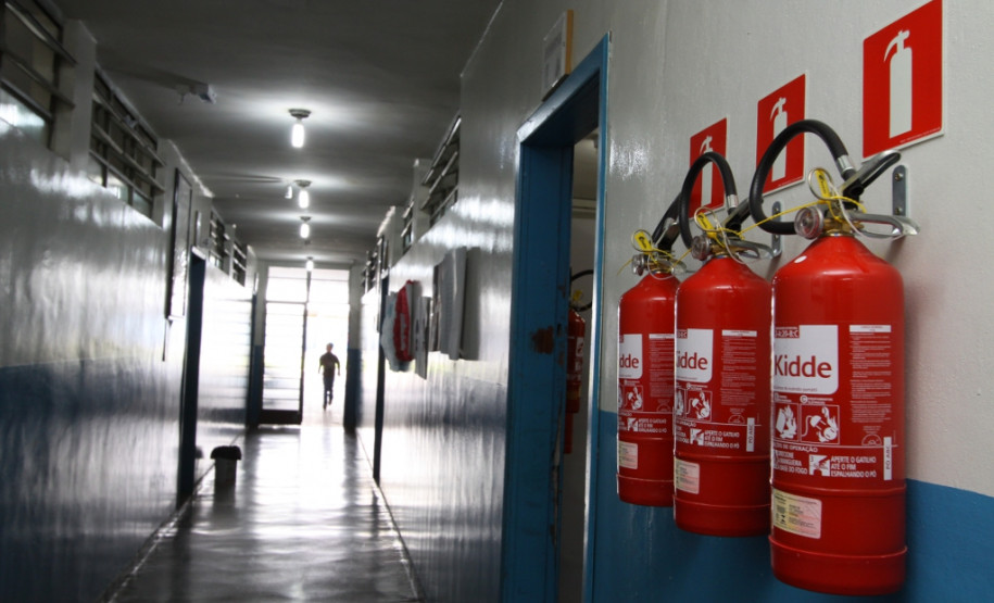 Colégio Estadual Padre Antonio Vieira, em São José dos Pinhais. Foram instalados extintores e lâmpadas que atendem as necessidades do programa Brigada Escolar.
São José dos Pinhais, 26/05/209.