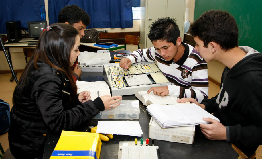 Os cursos técnicos oferecidos nas escolas estaduais do Paraná e seus parceiros (Senai e Senac) alcançam 95% da população do estado. Dos 399 municípios, apenas 76 não têm nenhuma opção de cursos técnicos profissionalizantes gratuitos oferecidos pela Secretaria de Estado da Educação, pelo Pronatec (Programa Nacional de Acesso ao Ensino Médio Técnico e Emprego) ou pela Escola Técnica Aberta do Brasil (e-Tec Brasil), do governo federal.