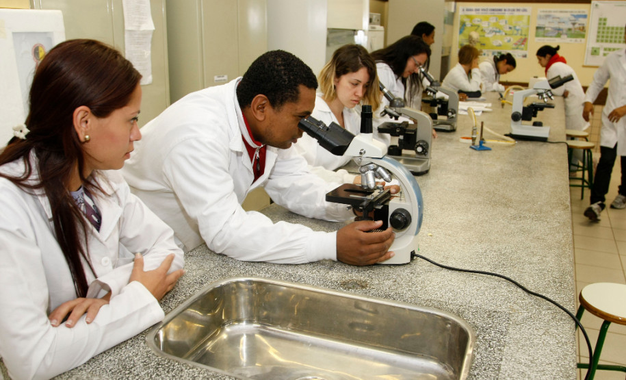 Os cursos técnicos oferecidos nas escolas estaduais do Paraná e seus parceiros (Senai e Senac) alcançam 95% da população do estado. Dos 399 municípios, apenas 76 não têm nenhuma opção de cursos técnicos profissionalizantes gratuitos oferecidos pela Secretaria de Estado da Educação, pelo Pronatec (Programa Nacional de Acesso ao Ensino Médio Técnico e Emprego) ou pela Escola Técnica Aberta do Brasil (e-Tec Brasil), do governo federal.