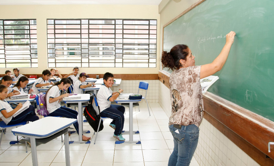 Professores e funcionários da rede estadual de educação receberão, no dia 30 deste mês, a primeira das três parcelas do pagamento das progressões e promoções acumuladas. As outras parcelas serão depositadas em agosto e novembro.

O pagamento seguirá calendário estabelecido pela Secretaria de Estado da Administração. Nessa primeira parcela será priorizado o pagamento dos acumulados nas folhas de abril, agosto e outubro de 2013.