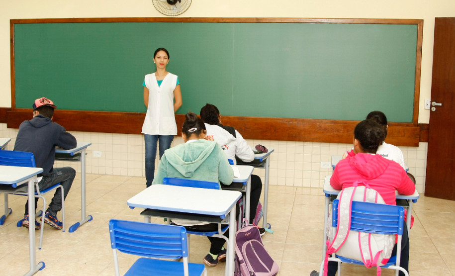 Professores e funcionários da rede estadual de educação receberão, no dia 30 deste mês, a primeira das três parcelas do pagamento das progressões e promoções acumuladas. As outras parcelas serão depositadas em agosto e novembro.

O pagamento seguirá calendário estabelecido pela Secretaria de Estado da Administração. Nessa primeira parcela será priorizado o pagamento dos acumulados nas folhas de abril, agosto e outubro de 2013.