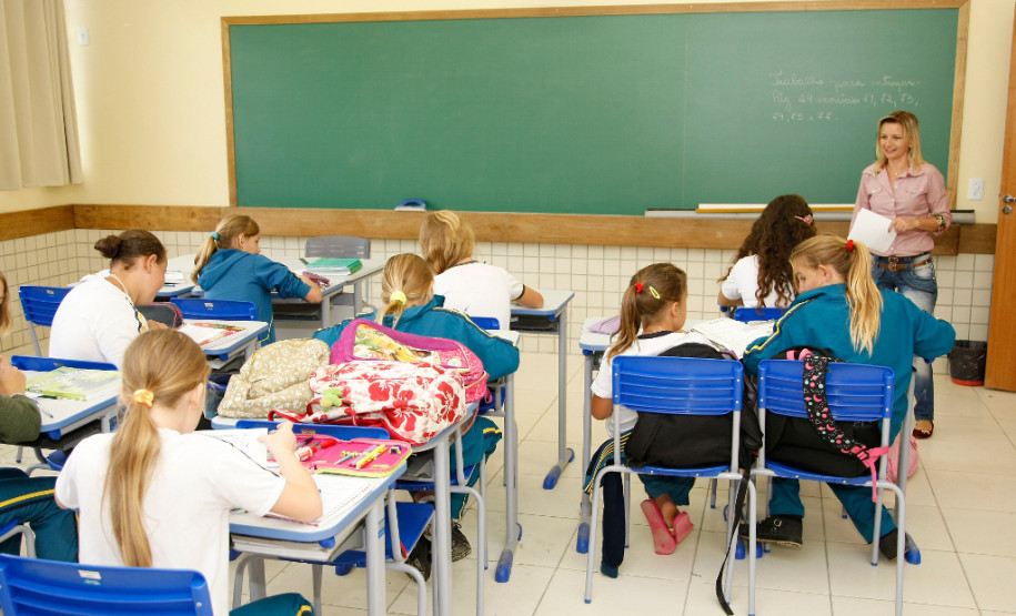 Professores e funcionários da rede estadual de educação receberão, no dia 30 deste mês, a primeira das três parcelas do pagamento das progressões e promoções acumuladas. As outras parcelas serão depositadas em agosto e novembro.

O pagamento seguirá calendário estabelecido pela Secretaria de Estado da Administração. Nessa primeira parcela será priorizado o pagamento dos acumulados nas folhas de abril, agosto e outubro de 2013.