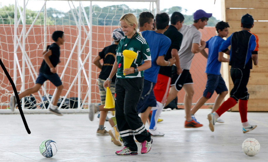 Professores e funcionários da rede estadual de educação receberão, no dia 30 deste mês, a primeira das três parcelas do pagamento das progressões e promoções acumuladas. As outras parcelas serão depositadas em agosto e novembro.

O pagamento seguirá calendário estabelecido pela Secretaria de Estado da Administração. Nessa primeira parcela será priorizado o pagamento dos acumulados nas folhas de abril, agosto e outubro de 2013.