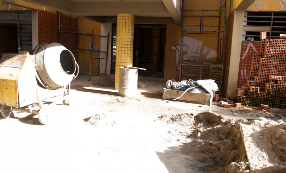 Governo recupera colégio de Almirante Tamandaré O Colégio Estadual Ambrósio Bini, em Almirante Tamandaré, na Região Metropolitana de Curitiba. está quase pronto para receber os alunos. Depois de mais de 10 anos de abandono do prédio, o governador Beto Richa contratou serviços especializados para recuperação do maior colégio do município. O investimento de R$ 1,8 milhão beneficiará mil alunos.