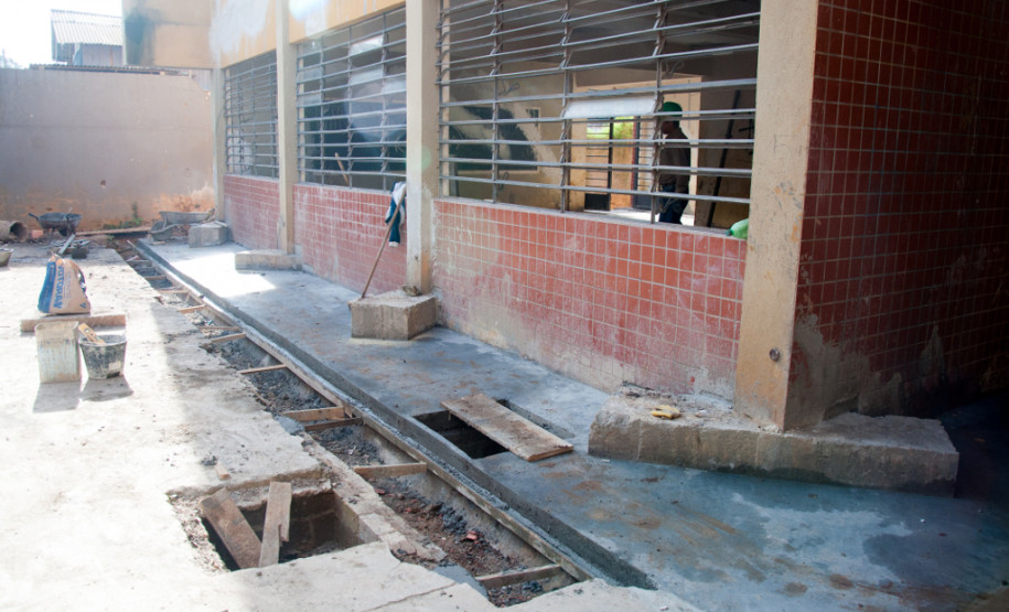 Governo recupera colégio de Almirante Tamandaré O Colégio Estadual Ambrósio Bini, em Almirante Tamandaré, na Região Metropolitana de Curitiba. está quase pronto para receber os alunos. Depois de mais de 10 anos de abandono do prédio, o governador Beto Richa contratou serviços especializados para recuperação do maior colégio do município. O investimento de R$ 1,8 milhão beneficiará mil alunos.