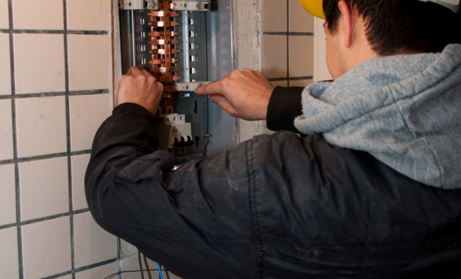 Governo recupera colégio de Almirante Tamandaré O Colégio Estadual Ambrósio Bini, em Almirante Tamandaré, na Região Metropolitana de Curitiba. está quase pronto para receber os alunos. Depois de mais de 10 anos de abandono do prédio, o governador Beto Richa contratou serviços especializados para recuperação do maior colégio do município. O investimento de R$ 1,8 milhão beneficiará mil alunos.