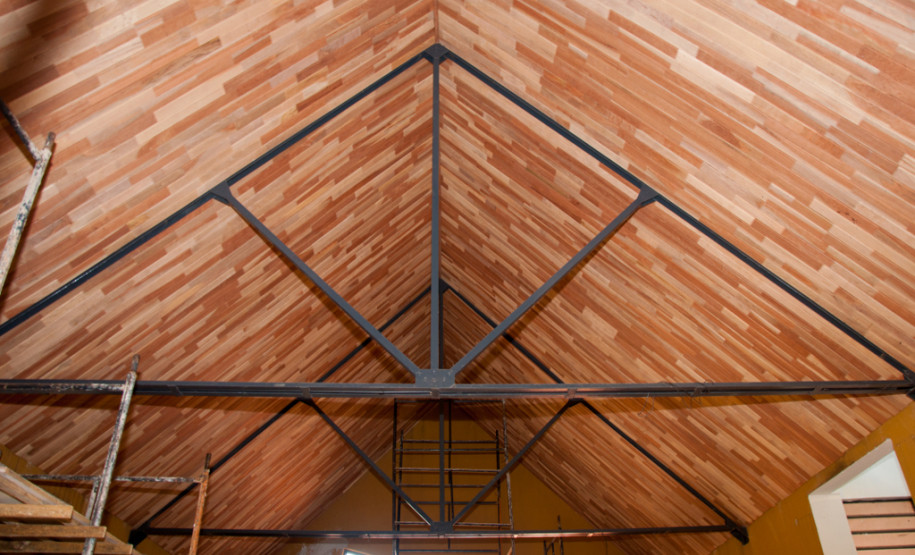 Governo recupera colégio de Almirante Tamandaré O Colégio Estadual Ambrósio Bini, em Almirante Tamandaré, na Região Metropolitana de Curitiba. está quase pronto para receber os alunos. Depois de mais de 10 anos de abandono do prédio, o governador Beto Richa contratou serviços especializados para recuperação do maior colégio do município. O investimento de R$ 1,8 milhão beneficiará mil alunos.