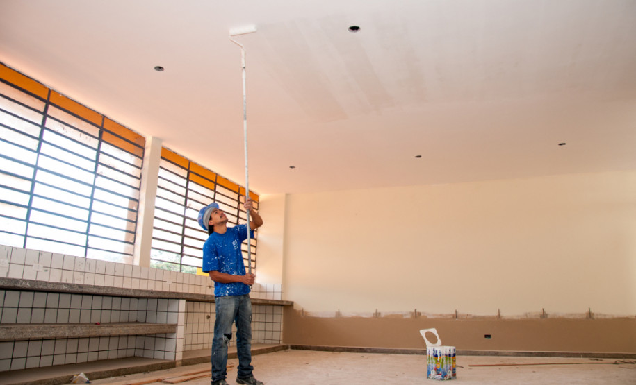 Governo recupera colégio de Almirante Tamandaré O Colégio Estadual Ambrósio Bini, em Almirante Tamandaré, na Região Metropolitana de Curitiba. está quase pronto para receber os alunos. Depois de mais de 10 anos de abandono do prédio, o governador Beto Richa contratou serviços especializados para recuperação do maior colégio do município. O investimento de R$ 1,8 milhão beneficiará mil alunos.