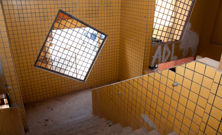 Governo recupera colégio de Almirante Tamandaré O Colégio Estadual Ambrósio Bini, em Almirante Tamandaré, na Região Metropolitana de Curitiba. está quase pronto para receber os alunos. Depois de mais de 10 anos de abandono do prédio, o governador Beto Richa contratou serviços especializados para recuperação do maior colégio do município. O investimento de R$ 1,8 milhão beneficiará mil alunos.