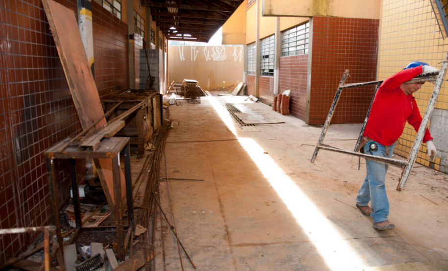 Governo recupera colégio de Almirante Tamandaré O Colégio Estadual Ambrósio Bini, em Almirante Tamandaré, na Região Metropolitana de Curitiba. está quase pronto para receber os alunos. Depois de mais de 10 anos de abandono do prédio, o governador Beto Richa contratou serviços especializados para recuperação do maior colégio do município. O investimento de R$ 1,8 milhão beneficiará mil alunos.