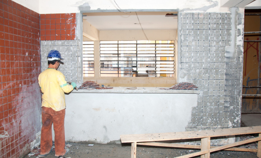 Governo recupera colégio de Almirante Tamandaré O Colégio Estadual Ambrósio Bini, em Almirante Tamandaré, na Região Metropolitana de Curitiba. está quase pronto para receber os alunos. Depois de mais de 10 anos de abandono do prédio, o governador Beto Richa contratou serviços especializados para recuperação do maior colégio do município. O investimento de R$ 1,8 milhão beneficiará mil alunos.